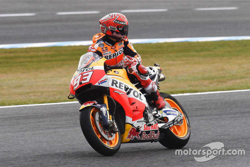 Sepertinya ada yang menarik perhatian Marc Marquez