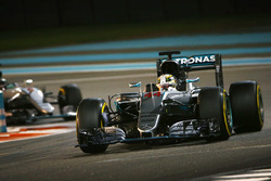 Льюис Хэмилтон, Mercedes AMG F1 W07 Hybrid, и Нико Росберг, Mercedes AMG F1 W07 Hybrid