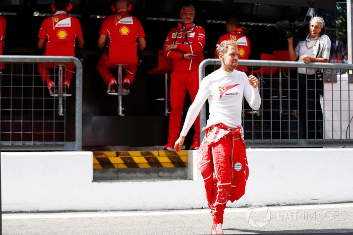 Maurizio Arrivabene, director del equipo, Ferrari, Sebastian Vettel, Ferrari, en la pared de pits