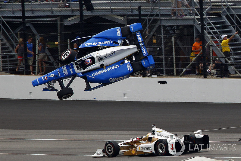 Scott Dixon, Chip Ganassi Racing Honda choca, Helio Castroneves, Team Penske Chevrolet pasa por deba