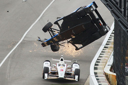 Crash: Scott Dixon, Chip Ganassi Racing, Honda; Helio Castroneves, Team Penske, Chevrolet, entkommt