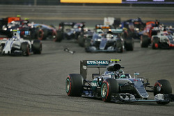 Start action: Nico Rosberg, Mercedes AMG F1 Team W07 leads