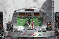 Podio: ganador de la carrera Lewis Hamilton, Mercedes AMG F1, segundo lugar tercer lugar de Nico Ros