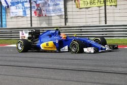 Felipe Nasr, Sauber C35 with a puncture