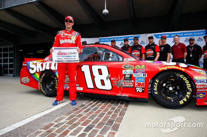Ganador de la pole Kyle Busch, Joe Gibbs Racing Toyota