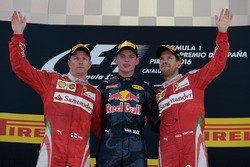 The podium: ganador, Max Verstappen, Red Bull Racing, segundo, Kimi Raikonnen, Scuderia Ferrari, ter