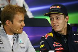 Nico Rosberg, de Mercedes AMG F1 Team y de Daniil Kvyat, Red Bull Racing en la Conferencia de prensa