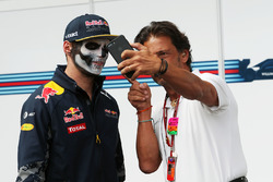 Макс Ферстаппен, Red Bull Racing, и Жан-Мишель Тиби, телеоператор FOM