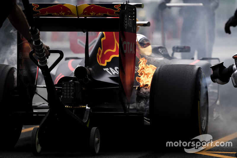 Fuego en los frenos del Red Bull Racing RB12 de Max Verstappen en el pitlane