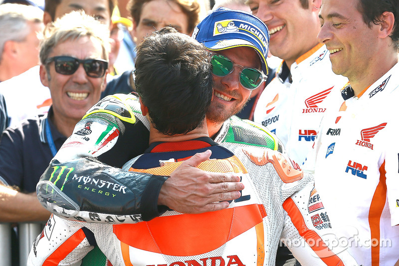 Cal Crutchlow, Team LCR Honda congratulating race winner Dani Pedrosa, Repsol Honda Team