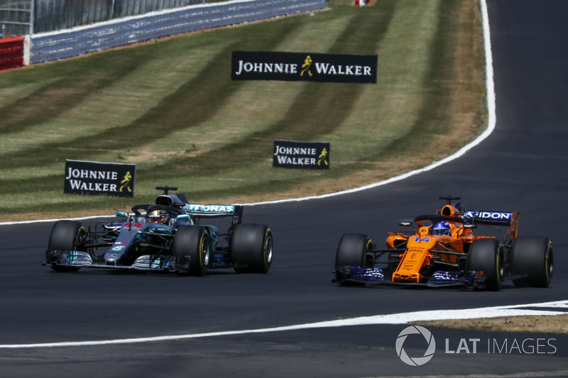 Lewis Hamilton, Mercedes-AMG F1 W09 and Fernando Alonso, McLaren MCL33