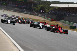 Start zum GP Großbritannien 2018 in Silverstone: Sebastian Vettel, Ferrari SF71H, führt