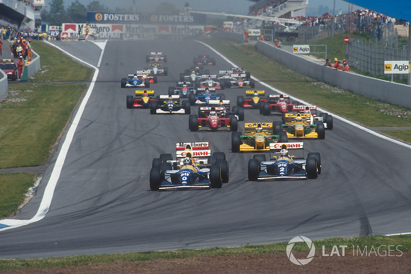 En la arrancada, Damon Hill aprovechó la mejor salida para pasar a su compañero Prost. Senna intentó hacer lo propio, pero encontró la puerta cerrada.