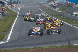 Damon Hill precede Alain Prost, anche lui su Williams FW15C Renault, Ayrton Senna, McLaren MP4/8 Ford, Michael Schumacher, Riccardo Patrese, entrambi su Benetton B193B Ford's, Jean Alesi, Ferrari F93A, e Michael Andretti, McLaren MP4/8 Ford, alla partenza