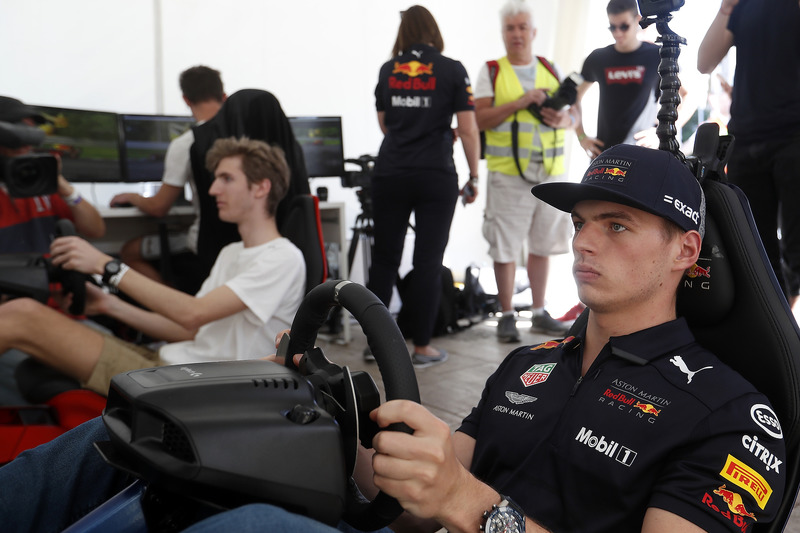 Max Verstappen, Red Bull Racing en un simulador de carreras