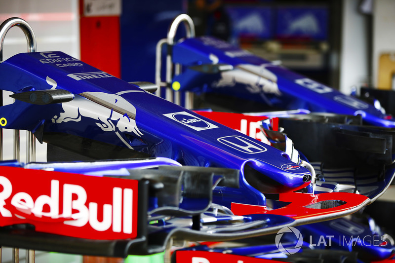 Alas delanteras y conos de nariz pertenecientes a los autos Toro Rosso STR13
