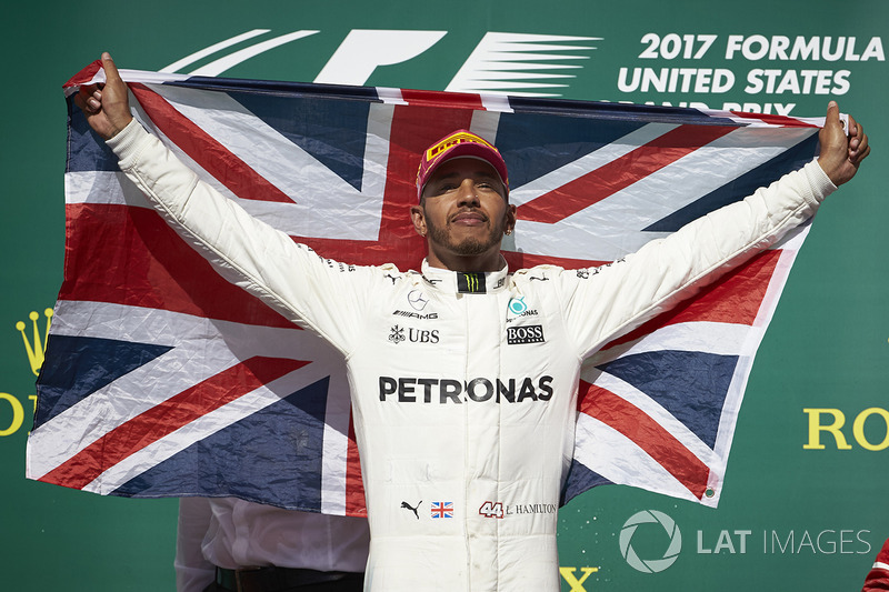 Racewinnaar Lewis Hamilton, Mercedes AMG F1, op het podium