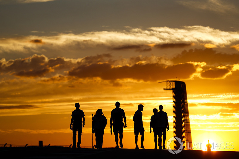 El equipo de Williams caminan en la pista al atardecer
