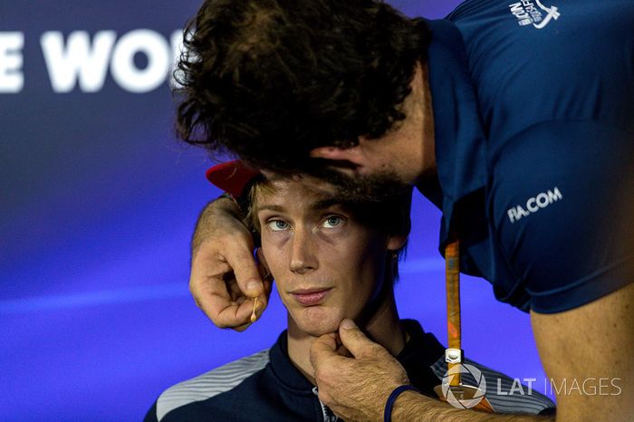 Brendon Hartley, Scuderia Toro Rosso y Matteo Bonciani, delegado de medios de comunicación de la FIA en la Conferencia de prensa