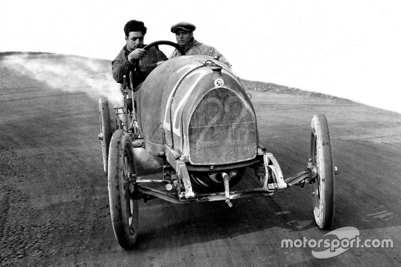 Enzo Ferrari prova con il meccanico Nino Berretta la 15-20 HP CMN