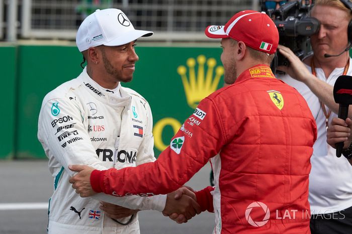 Lewis Hamilton, Mercedes AMG F1, felicita a Sebastian Vettel, Ferrari, por su pole después de la Calificación