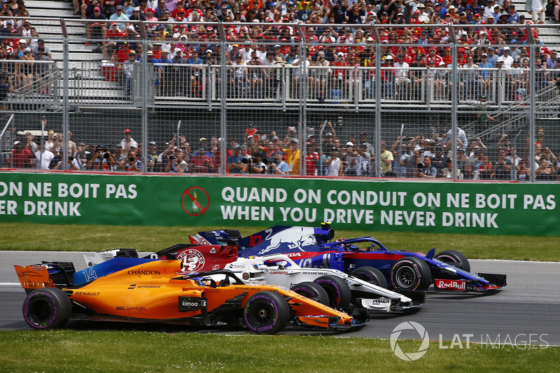 Fernando Alonso, McLaren MCL33, battles with Marcus Ericsson, Sauber C37 and Pierre Gasly, Toro Rosso STR13