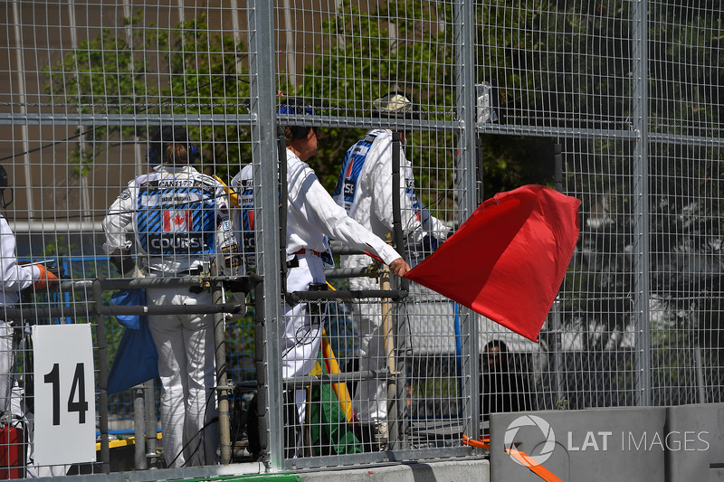 Marshals wave the red flag in FP1