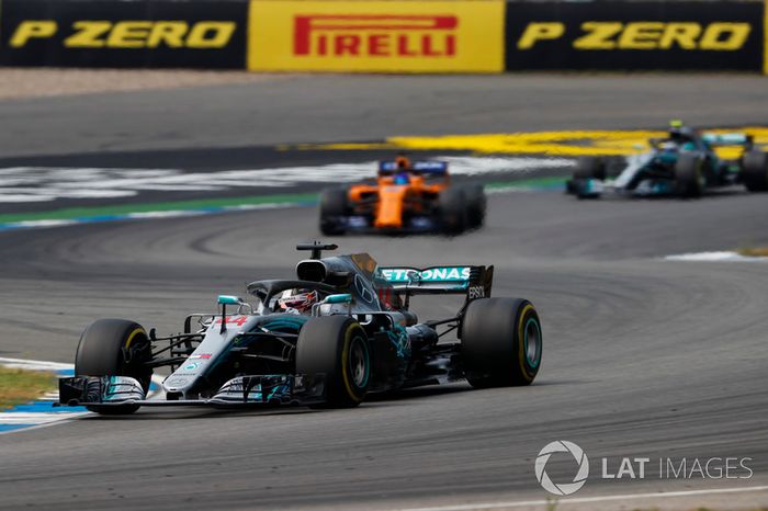 Lewis Hamilton, Mercedes AMG F1 W09, delante de Fernando Alonso, McLaren MCL33, y Valtteri Bottas, Mercedes AMG F1 W09