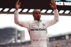 Ganador de la carrera Lewis Hamilton, Mercedes AMG F1 W09, celebra en parc ferme