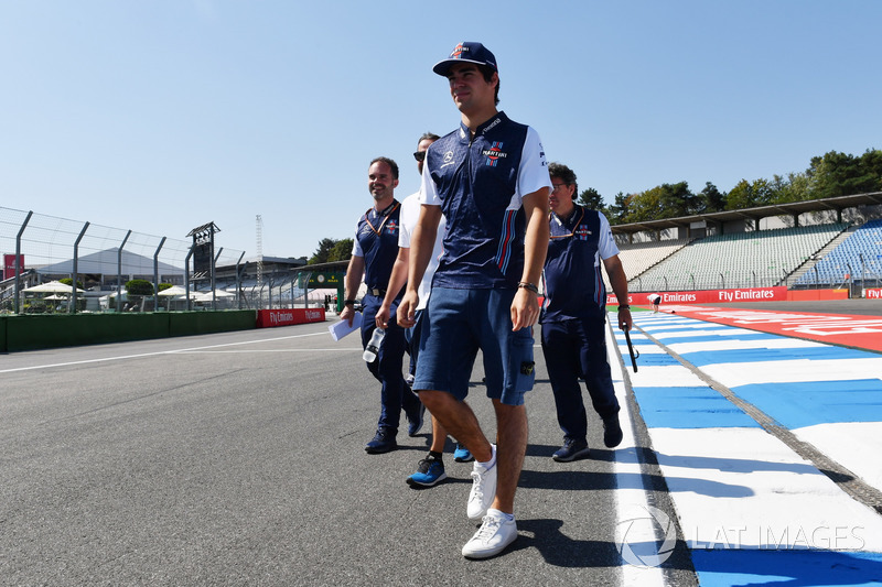 Lance Stroll, Williams, cammina lungo il circuito