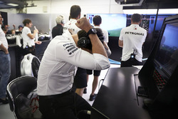 Toto Wolff, directeur exécutif, Mercedes AMG, fête la première ligne de ses pilotes