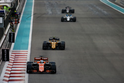 Fernando Alonso, McLaren MCL32, voor Carlos Sainz Jr., Renault F1 Team RS17