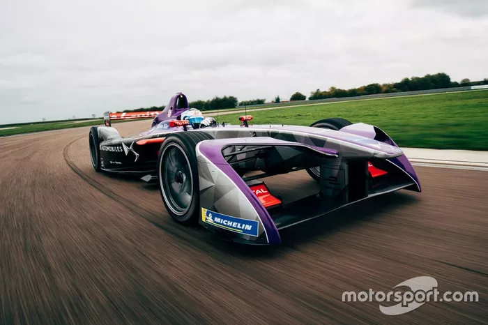 Coche de DSV-03 Fórmula E en acción