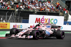 Esteban Ocon, Sahara Force India VJM10 waves to the fans
