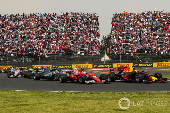 Max Verstappen, Red Bull Racing RB13 y Sebastian Vettel, Ferrari SF70H
