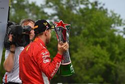 Le vainqueur Sebastian Vettel, Ferrari fête sa victoire sur le podium avec le trophée