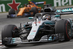 Lewis Hamilton, Mercedes AMG F1 W09, voor Stoffel Vandoorne, McLaren MCL33