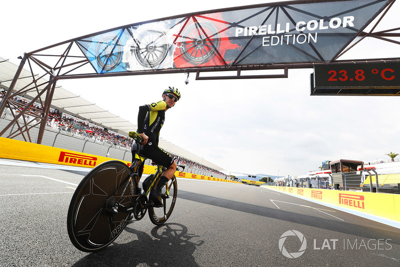 Road Cyclist Simon Yates of Michelton-Scott takes to the circuit on his bike