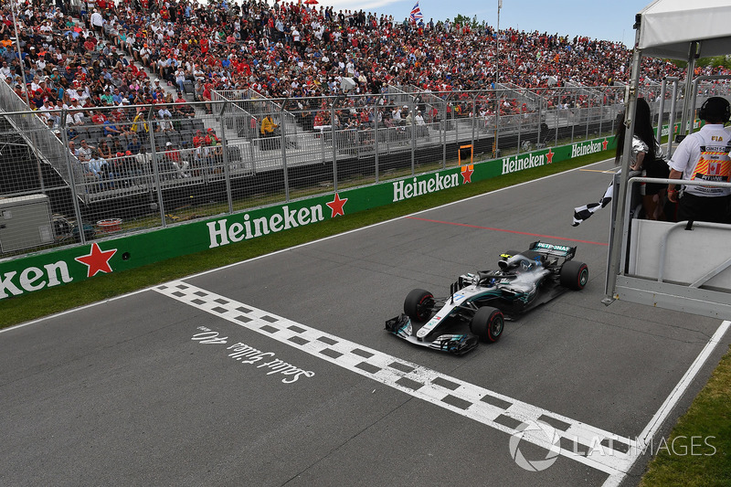 Valtteri Bottas, Mercedes-AMG F1 W09, damalı bayrağı sallayan Winnnie Harlow