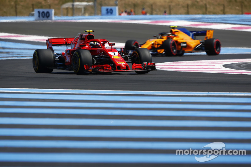 Kimi Raikkonen, Ferrari SF71H, precede Stoffel Vandoorne, McLaren MCL33