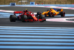Kimi Raikkonen, Ferrari SF71H, voor Stoffel Vandoorne, McLaren MCL33