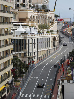 Nico Hulkenberg, Renault Sport F1 Team R.S. 18, devant Carlos Sainz Jr., Renault Sport F1 Team R.S. 18