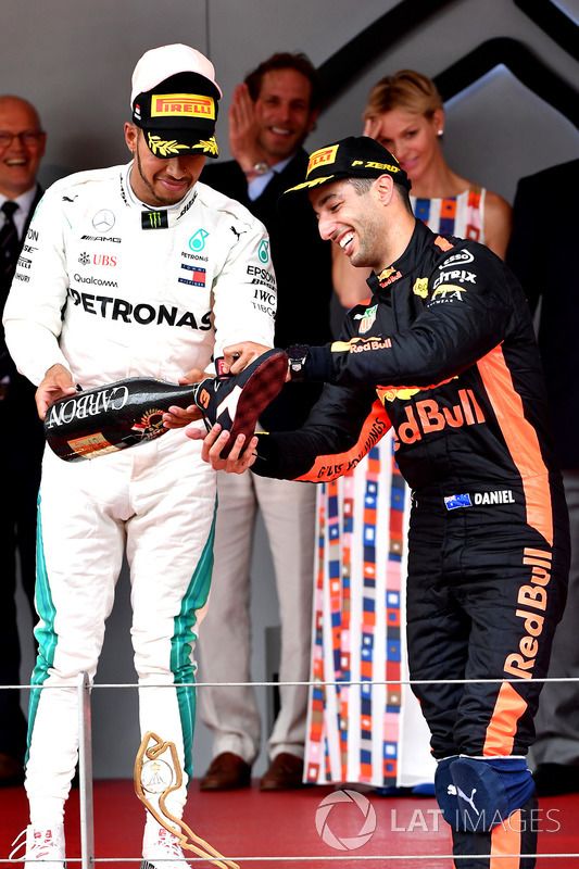 Podio: tercer lugar Lewis Hamilton, Mercedes-AMG F1 y el ganador de la carrera Daniel Ricciardo, Red Bull Racing