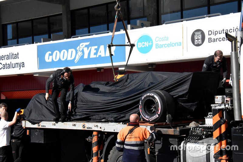 Mobil Fernando Alonso, McLaren MCL33, kembali ke pitlane