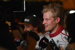 Marcus Ericsson, Sauber, discute avec les médias