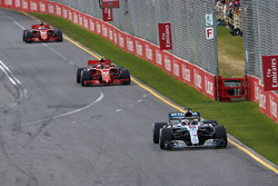 Lewis Hamilton, Mercedes-AMG F1 W09 devant Kimi Raikkonen, Ferrari SF71H