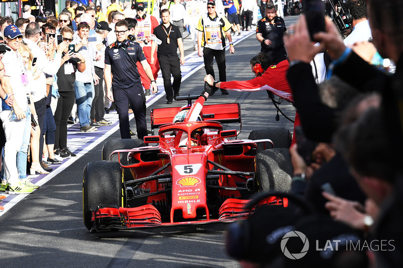 Il vincitore della gara Sebastian Vettel, Ferrari SF71H festeggia all'arrivo nel parco chiuso