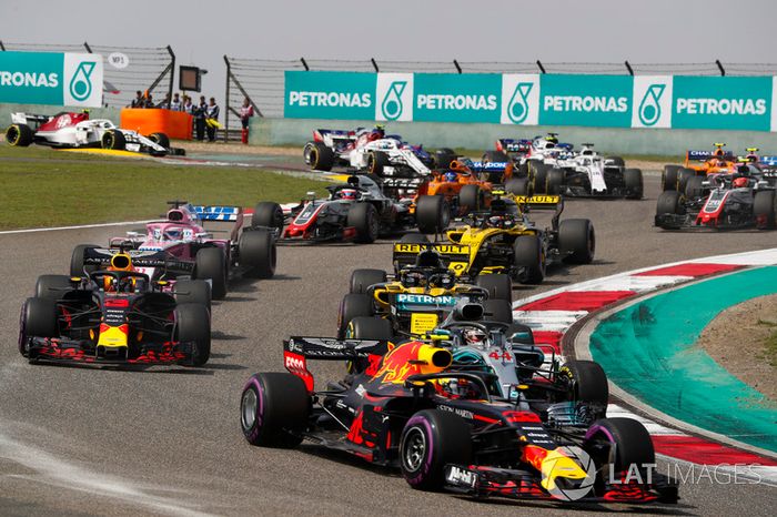 Max Verstappen, Red Bull Racing RB14 Tag Heuer, Lewis Hamilton, Mercedes AMG F1 W09, Daniel Ricciardo, Red Bull Racing RB14 Tag Heuer, Nico Hulkenberg, Renault Sport F1 Team R.S. 18, Sergio Perez, Force India VJM11 Mercedes, et le reste du peloton au dépar