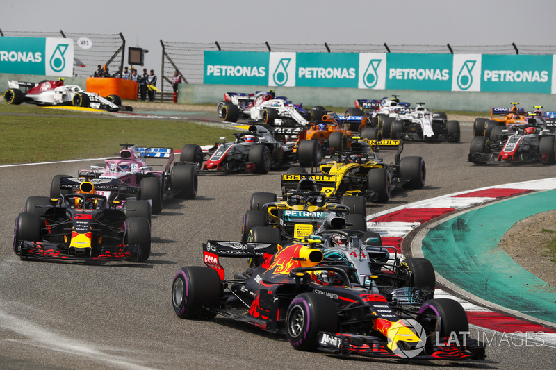 Max Verstappen, Red Bull Racing RB14 Tag Heuer, Lewis Hamilton, Mercedes AMG F1 W09, Daniel Ricciardo, Red Bull Racing RB14 Tag Heuer, Nico Hulkenberg, Renault Sport F1 Team R.S. 18, Sergio Perez, Force India VJM11 Mercedes, e il resto del gruppo alla partenza