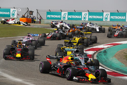 Max Verstappen, Red Bull Racing RB14 Tag Heuer, Lewis Hamilton, Mercedes AMG F1 W09, Daniel Ricciardo, Red Bull Racing RB14 Tag Heuer, Nico Hulkenberg, Renault Sport F1 Team R.S. 18, Sergio Perez, Force India VJM11 Mercedes, and the remainder of the field at the start of the race